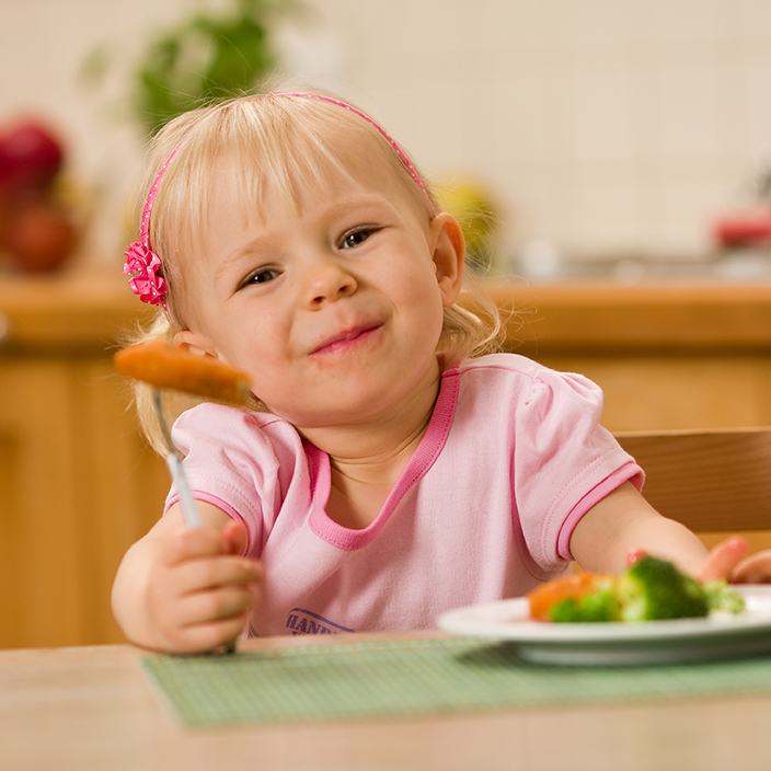 little girl eating lunch
